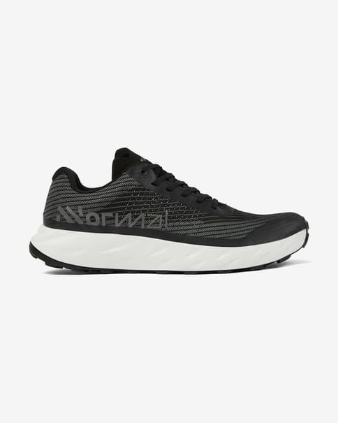 Zapatillas NNormal Kjerag negro blanco