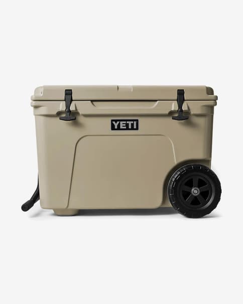 Nevera portátil YETI Tundra Haul con ruedas beige