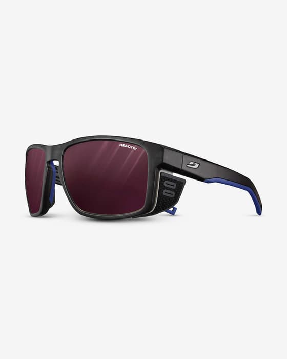 Óculos Julbo Shield preto com lente REACTIV 0-4 High Contrast lilás.