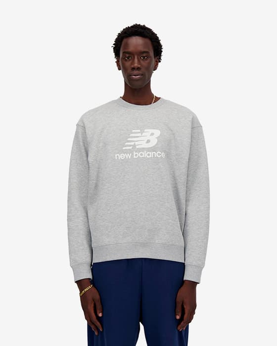 Sudadera New Balance Sport Essentials Logo Crew gris blanco