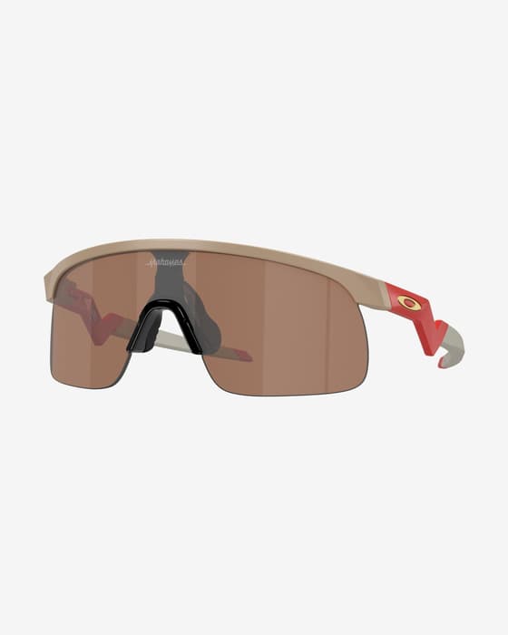 Gafas Oakley Resistor Patrick Mahomes II Collection Matte Terrain Tan con lente Prizm Tungsten infantil