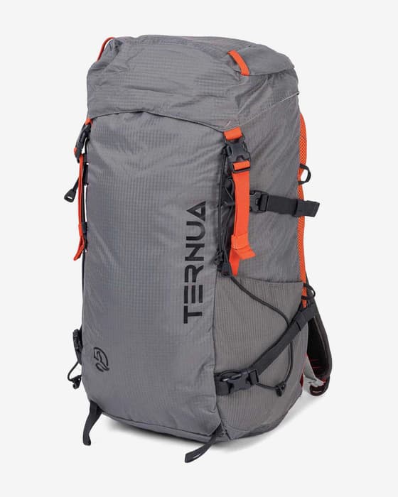 Mochila Ternua Remba 35L gris oscuro naranja