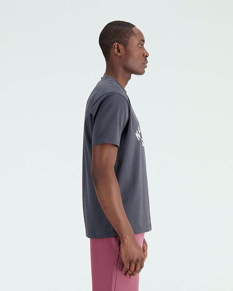 【New Balance】UNI COLLEGE CLUB SHORT SLEEVE T-SHIRT New Balance T-shirt Uni-ssentials - Czerwony