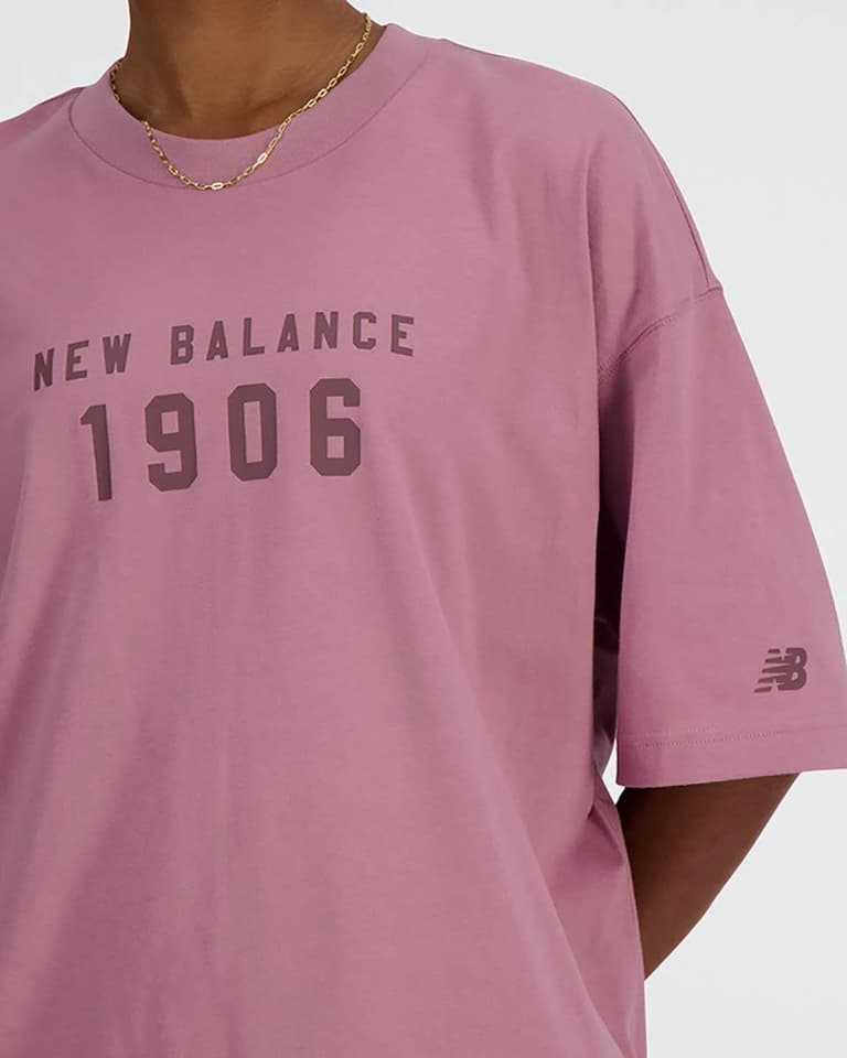 【New Balance】 WOMEN HERITAGE Short-sleeve T-shirt New Balance Iconic Collegiate Short Sleeve T-Shirt Women