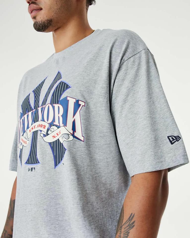 Tシャツ・カットソー New Era AP MLB ARCH RS43 NEYYAN L BEI New Era League MLB Arch Graphic Graphic Short Sleeve T-Shirt
